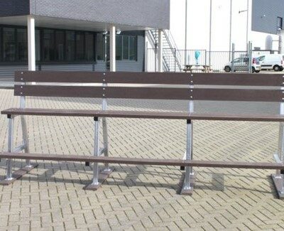 Verplaatsbare mini tribunes 29 De gerecycleerde zittingen waarmee we deze tribunebanken nu voorzien. Geen onderhoud, geen rot en goed voor het milieu.