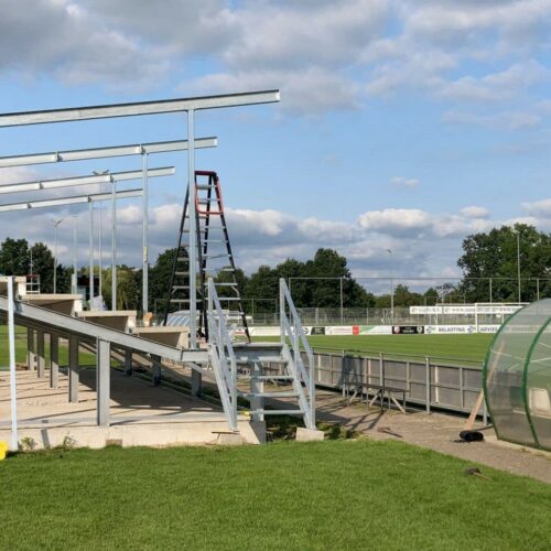 Tribune model Live 57 Het frame staat, de betonnen broodjes liggen. Nu kunnen we beginnen met de beplating van deze tribune.