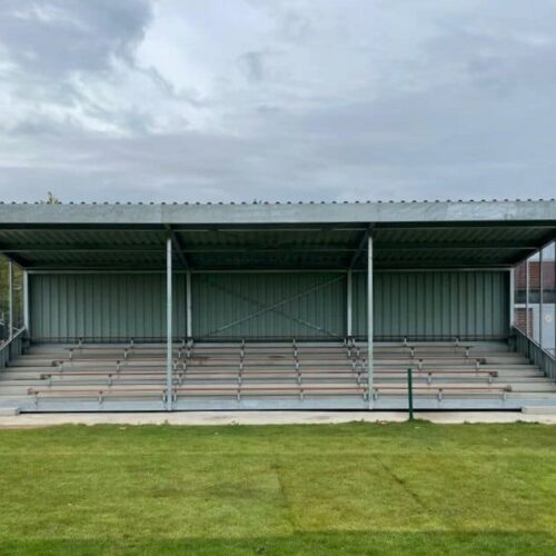 Tribune Alto - Replay 58 Onze tribune met 104 zitplekken en FSC houten zittingen in Zwijndrecht. De tribunes uit de Replay-serie biedt zitcomfort en veiligheid volgens de nieuwste normen.