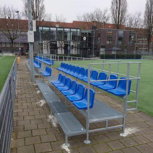 Modulaire sport- tribunes 94 Onze mini tribune 25cm verhoogd met 2 zitrijen bij vv Swift