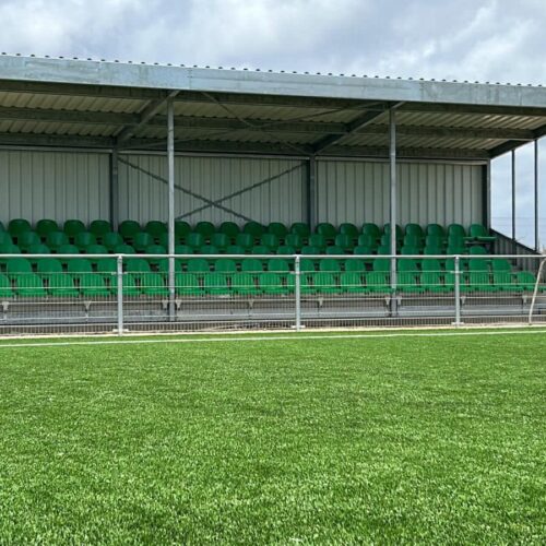 Tribune Alto - Replay 86 Tribune met groene zitjes in opdracht van de KNVB geleverd en gemonteerd. Deze staat op Bonaire. Tribune Replay (Alto) 12 meter met 104 zitplekken.