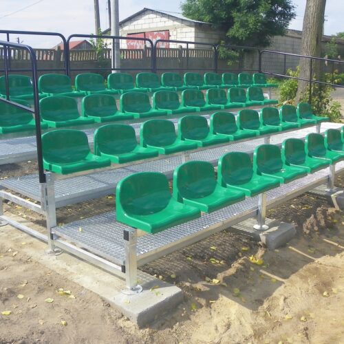 Modulaire sport- tribunes 73 Nu ook als tribune met 4 zitrijen leverbaar. Minimale lengte 6 meter. Het loopgedeelte van onze mini tribunes bestaat uit stevige roosterplaten die zorgen voor een veilige en onderhoudsvriendelijke toegang tot de zitplaatsen.