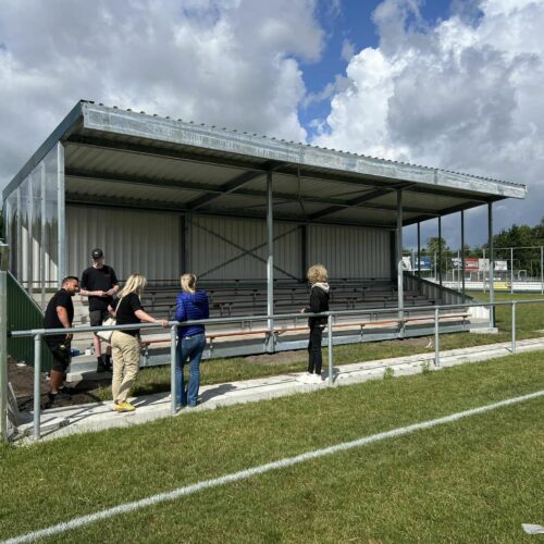 Tribune Alto - Replay 90 Op werkbezoek bij de mannen die de tribune aan het afbouwen zijn. In Groningen, model Alto. Een tribune voor ca 104 toeschouwers met een lengte van 12m.