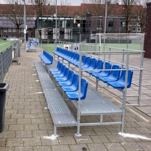 Modulaire sport- tribunes 95 Nog een afbeelding van deze leuke mini tribunes. Een aanwinst voor iedere sportaccommodatie.