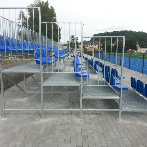 Modulaire sport- tribunes 84 Onze mini tribunes zijn leverbaar in 2 tot 6 rijen en eenvoudig uit te breiden met segmenten van 1,5 meter voor extra zitcapaciteit.