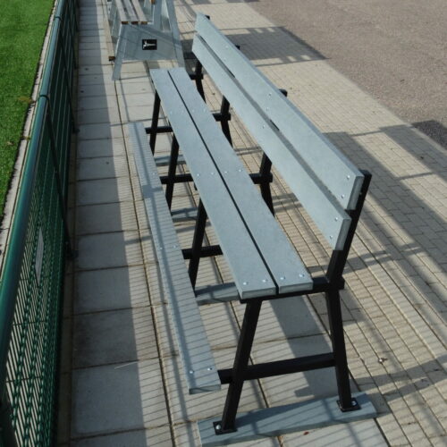 Verplaatsbare mini tribunes 34 Afgebeeld met de grijze massief kunststof zitplanken