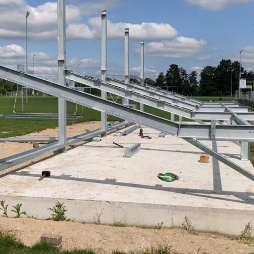 Tribune model Live 55 Start tribunebouw in Tricht. Besparen op plaatsingskosten? Monteer de Tribune Live zelf met uw vrijwilligers.