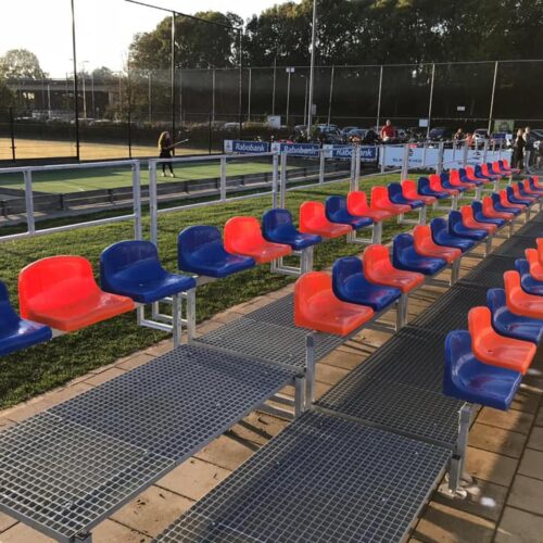 Modulaire sport- tribunes 62 Deze mini tribunes zijn voorzien van voetplaten en worden in segmenten aangeleverd. Hierdoor kunt u ervoor kiezen om deze zelf te plaatsen en zp veel geld te besparen