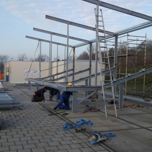 Tribune model Live 52 Omdat deze tribunes ook als bouwpakket geleverd kunnen worden, kunt u veel geld besparen. Op deze afbeelding ziet u de zelfwerkzaamheden van atletiekvereniging Thor uit Roosendaal.