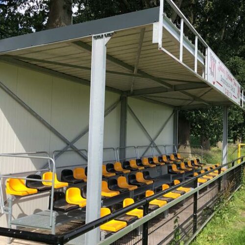 Modulaire sport- tribunes 70 MIni tribunes van SKWshop, een aanwinst voor iedere sportaccommodatie. De overkapping waar deze tribune onder staat is door de vereniging zelf gerealiseerd.