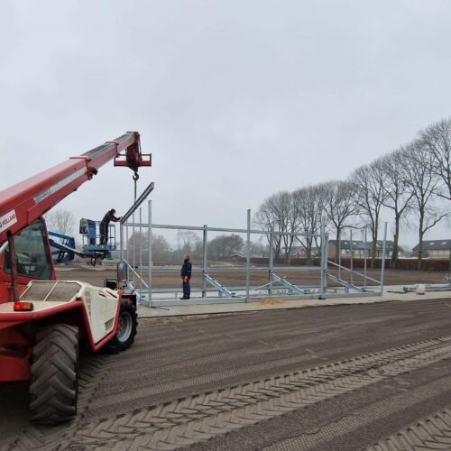 Tribune Alto - Replay 64 Tribunebouw bij SV Angeren. @ tribunes van 12m lang op het maaiveld. Hier ziet u de montage van het frame.