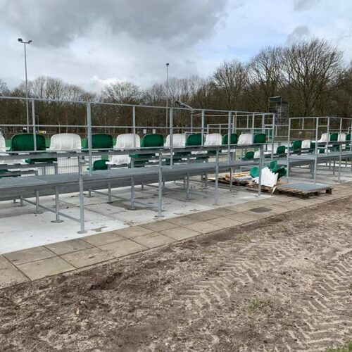 Modulaire sport- tribunes 97 Mini tribunes, twee stuks vanaf de achterzijde gezien. Als bouwpakket of volledig voor u geïnstalleerd. Diverse uitvoeringen leevrbaar.