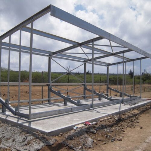 Tribune Alto - Replay 56 Een degelijk volbad verzinkt frame vormt de basis voor deze fraaie tribunes. Hier zijn we bezig net de tribunebouw van een 12 meter lange Alto. Het frame staat en hier is gekozen voor een betonplaat dikte 15cm als fundering.