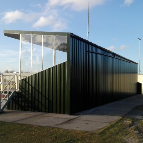 Tribune model Live 42 Het achteraanzicht. Keurig afgewerkte tribune serie. absoluut een aanwinst voor iedere sportaccommodatie.