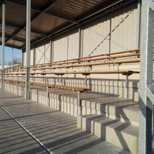 Tribune model Live 40 Tribune met houten zit-planken. Op de afbeelding is gekozen voor FSC houten zittingen, deze tribunes kunnen ook met kuipstoeltjes in club kleuren geleverd worden.
