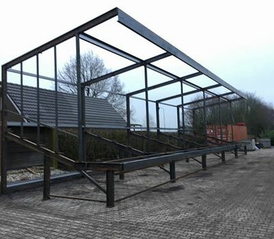 Tribune Alto - Replay 52 Alvorens we een tribune constructie verzinken, wordt het tribune frame eerst opgebouwd en gecontroleerd! (Afbeelding gemaakt op het terrein van onze fabriek).