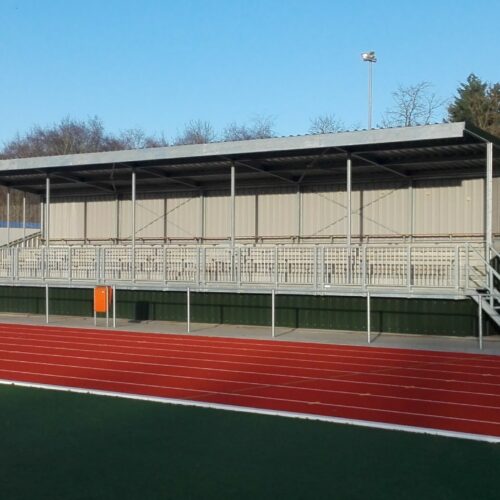 Tribune Alto - Replay 55 Een afbeelding van onze andere modulaire tribunes. Tribune model Alto. Deze staat 1 meter boven het maaiveld, zodat u een nog beter zicht heeft op het veld.