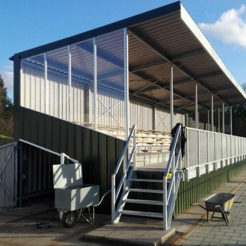 Tribune model Live 48 Zij-aanzicht van de tribune bij Thor Roosendaal, volledig volgens de nieuwste (verplichte) normen voor staalconstructies. Hier is gekozen voor een deur in de zijkant, zodat de opslagruimte eenvoudig bereikt kan worden.