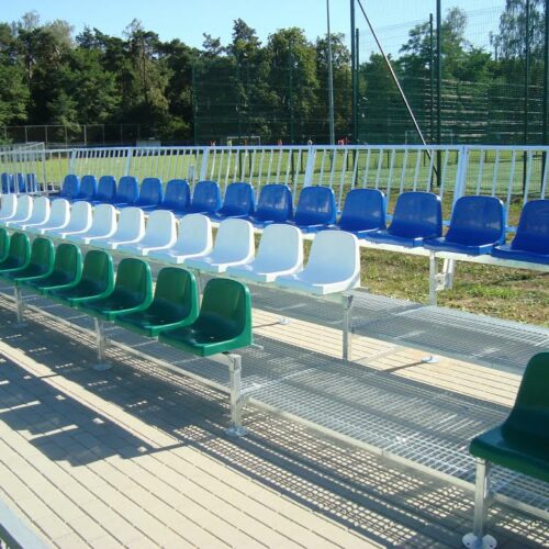 Modulaire sport- tribunes 55 Duurzame modulaire sport tribune. Leverbaar vanaf 6 meter. De mini tribunes zijn verrassend voordelig, duurzaam en fraai vormgegeven, waardoor ze een uitstekende investering zijn voor iedere sportvereniging of accommodatie.