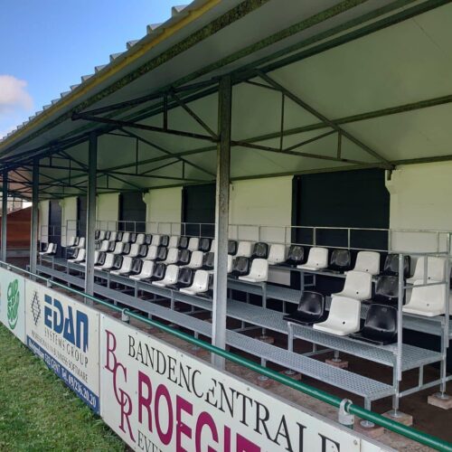 Modulaire sport- tribunes 93 De mini tribunes zijn verrassend voordelig, duurzaam en fraai vormgegeven, waardoor ze een uitstekende investering zijn voor iedere sportvereniging of accommodatie.
