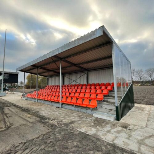 Tribune Alto - Replay 72 Onze tribune Replay met 104 zitplekken en rode tribunezitjes. Hiervan hebben we 2 tribunes naast elkaar geplaatst in Angeren.