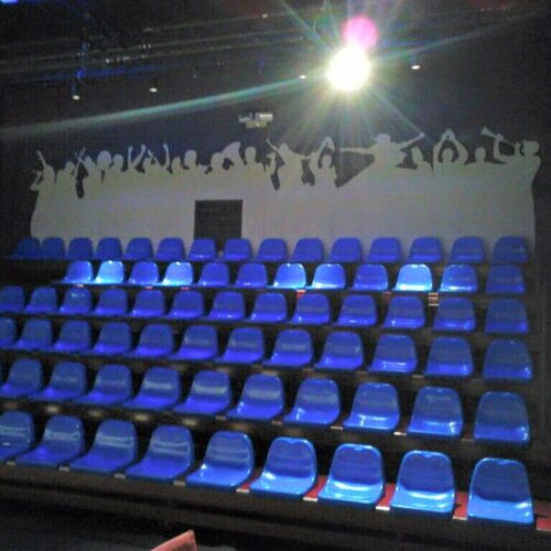 Tribune- dugout zitjes 15 Dugout-zitjes, tribunezitjes gebruikt om een tribune te creëren in een klein theater.