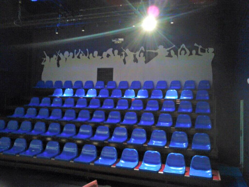 Tribune- dugout zitjes 7 Dugout-zitjes, tribunezitjes gebruikt om een tribune te creëren in een klein theater.