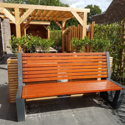 Parkbank Vera 12 Tuinbank Vera voor vrije plaatsing of optioneel met gaten in de voeten voor vastschroeven op het maaiveld. Deze parkbank is geplaatst door Klus & Tuinbedrijf Beekman in Roden.