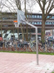 Basketbaldoel Rothe Fxed, onze meest verkochte op schoolpleinen. De combinatie van een antivandaal basketbalbord en een stevige wedstrijdring met net maakt deze basketbalpaal ideaal voor scholen, buurtsportlocaties en gemeentelijke speelpleinen