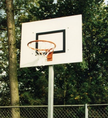 Een zeer voordelige basketbalpaal, uitneembaar met watervast verlijmd recreatie- basketbalbord