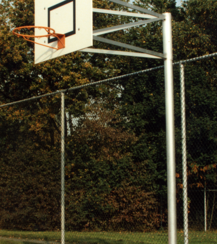 Basketbalpalen uitneembaar 8 De uitneembare basketbalpaal met een oversteek van 225 cm.
