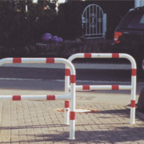 Verkrijgbaar in diverse afmetingen, zowel met als zonder tussenbuis. Aanleunbeugels ook inzetbaar als afscheiding zoals hier afgebeeld.