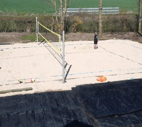 Multisport - volleybalpalen 18 Onze uitneembare volleybalpalen met beachvolleybalnet en belijning.