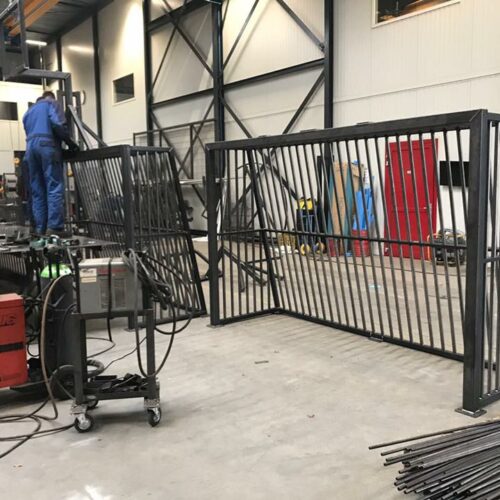 Antivandalen voetbaldoel VD200 3 x 2m 28 Voetbaldoel VD200 uitgevoerd in staal, na productie worden deze volbad verzinkt. De standaard-uitvoering is aluminium, maar als de klant ons vraagt...