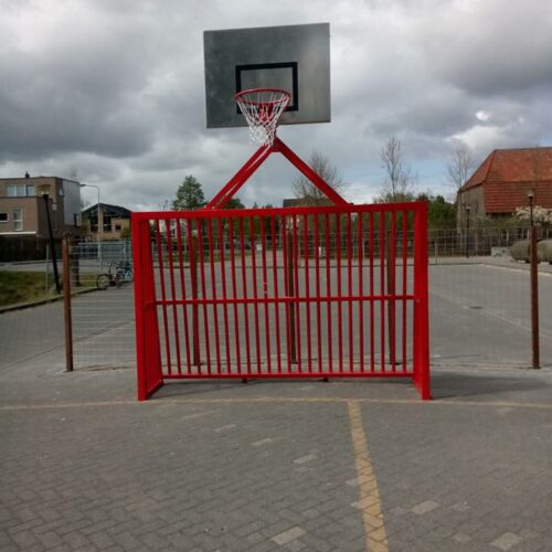Antivandalen voetbaldoel VD200 3 x 2m 23 Het antivandaal voetbaldoel, met de basketbalvoorziening in een fraaie rode poedercoating. Deze voetbaldoel - basketbalcombinaties zijn een aanwinst voor ieder speel- en schoolplein.