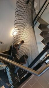 Beveiliging op uw school het trappenhuis met onze vangnetten.