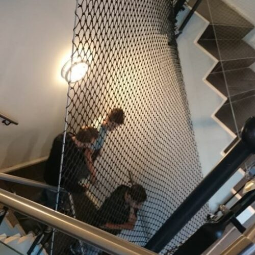 Veiligheidsnetten en bouwnetten 9 Beveiliging op uw school het trappenhuis met onze vangnetten.