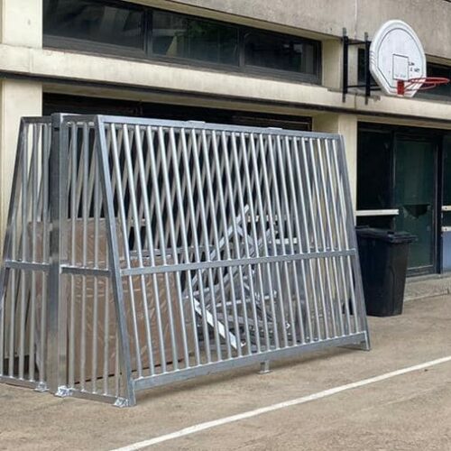 Voetbaldoel basketbalcombinatie VB200 32 Zo worden deze antivandaal voetbaldoelen met basketbal geleverd. U kunt eenvoudig de basketbalvoorziening er op monteren.