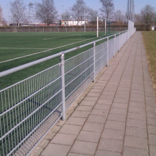 Dubbelstaafmat hekwerk 27 Afgebeeld dsm hekwerk met bovenbuis en hockey-slagplanken. Ook daarvoor SKWshop
