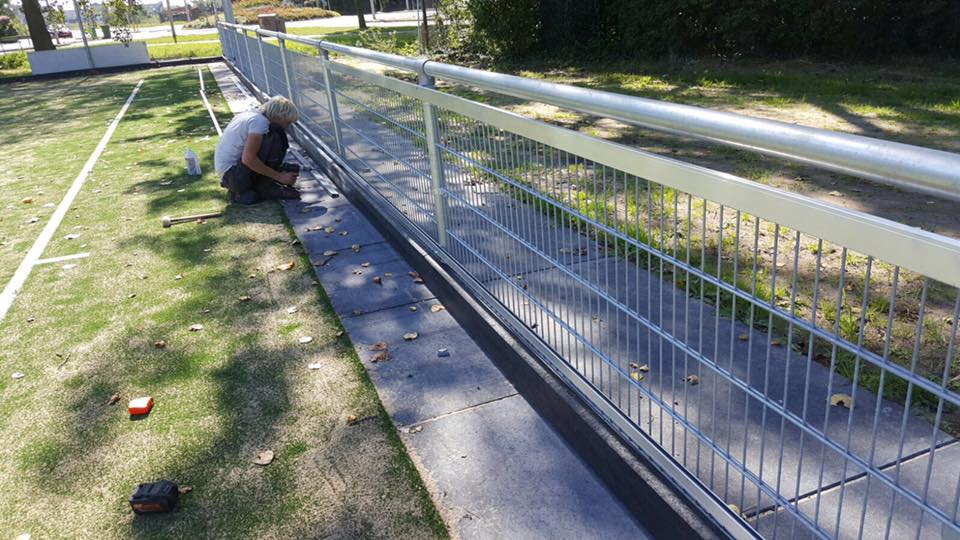 Dubbelstaafmat hekwerk 5 Hockeyveldafscheiding - hekwerk op de afbeelding ziet u de montage van de slagplanken