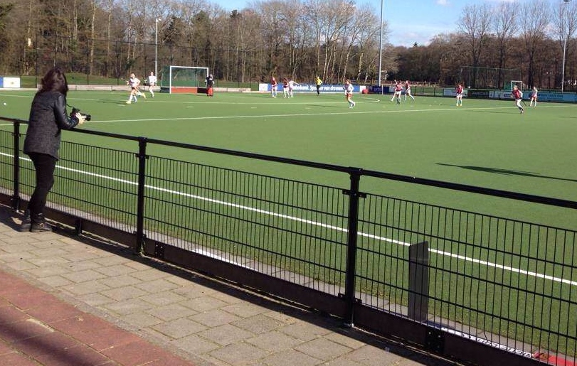 Dubbelstaafmat hekwerk 9 De meest complete en duurzame veldafscheiding die er is. DSM, verzinkt en gecoat 1 meter hoog en voorzien van bovenbuis (leunbuis)