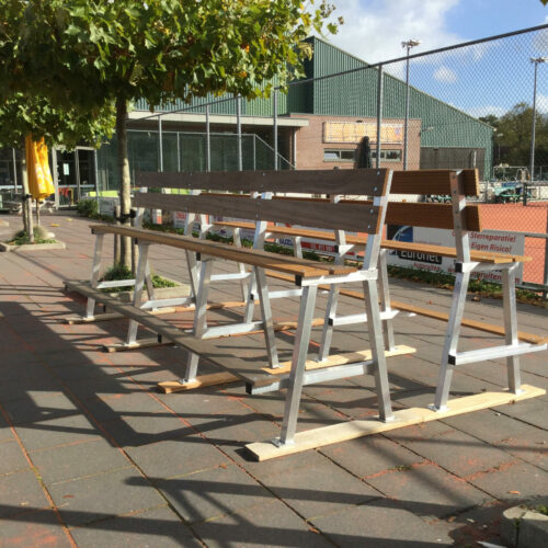 Verplaatsbare mini tribunes 25 Tennisbanken, verhoogde mini-tribunes. Hier 2 rug aan rug tegen elkaar aan geplaatst.