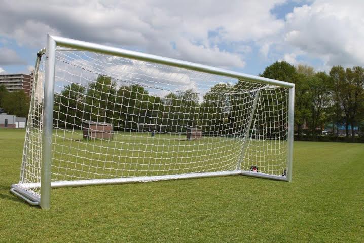 Verplaatsbaar voetbaldoel VD90 1 Verplaatsbaar aluminium voetbaldoel 7,32 x 2,44 meter op sportveld