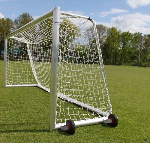 Verplaatsbaar voetbaldoel VD90 26 Voetbaldoel VD90, met de optie draagbeugels en wielen. In de volksmond, "kruiwagen-model" voetbaldoel genoemd. Zeer eenvoudig uw voetbaldoelen verplaatsen.