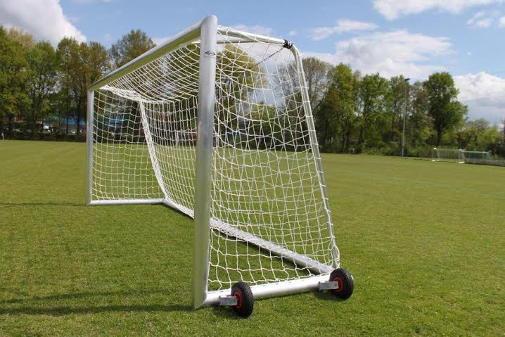 Verplaatsbaar voetbaldoel VD90 9 Voetbaldoel VD90, met de optie draagbeugels en wielen. In de volksmond, "kruiwagen-model" voetbaldoel genoemd. Zeer eenvoudig uw voetbaldoelen verplaatsen.