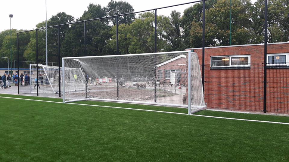Verplaatsbaar voetbaldoel VD90 12 Verplaatsbaar voetbaldoel met antivandaal doelnetten.