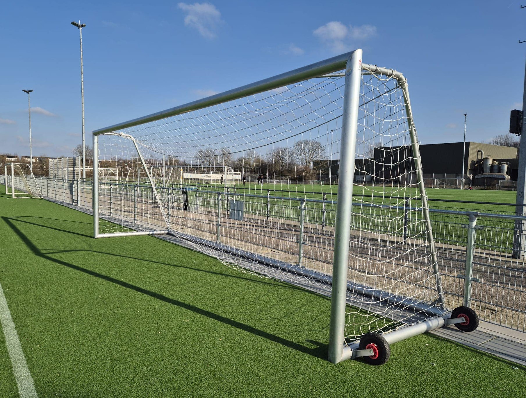 Verplaatsbaar voetbaldoel VD90 2 De zware aluminium hoekverbinding die we in onze aluminium voetbaldoelen gebruiken. Deze is 100% sluitend en daarmee uniek en misschien wel de sterkste die de markt te bieden heeft.