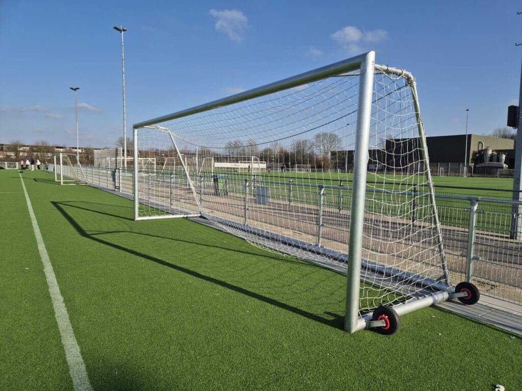 Welk ballenvangnet heb ik nodig? Alles over sport, maaswijdte, draaddikte en materiaal 6 Verplaatsbaar senioren voetbaldoel met wit geknoopt PE-net van 3,25 mm