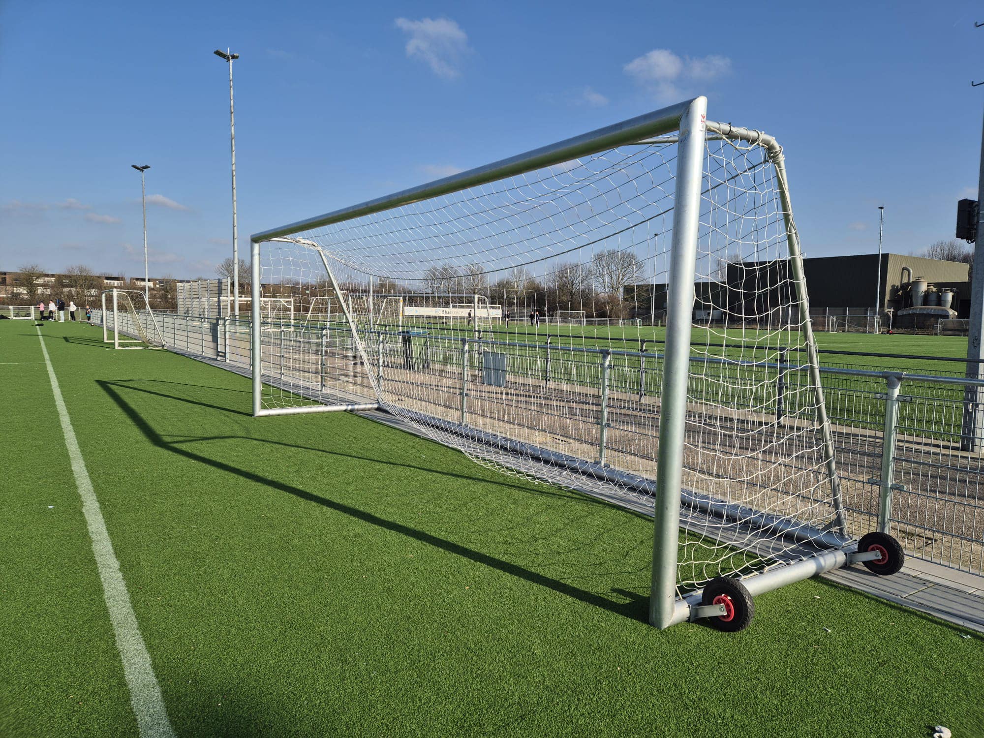 Verplaatsbaar voetbaldoel VD90 17 Verplaatsbaar senioren voetbaldoel met wit geknoopt PE-net van 3,25 mm