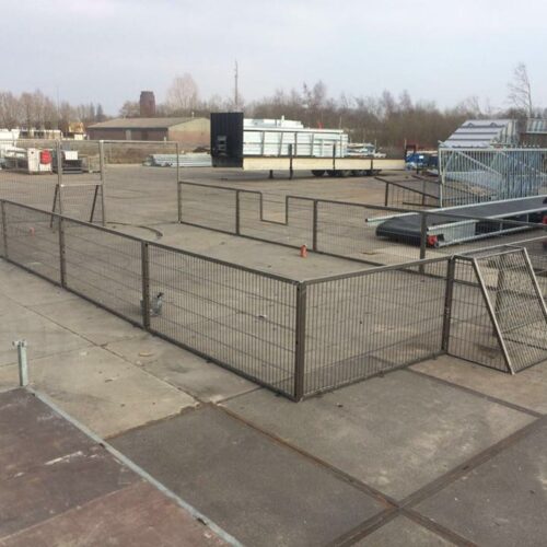 Pannakooi Match 143 Foto van de vierkante verplaatsbare pannakooi op het buitenterrein va onze fabriek. Voordat een verplaatsbare pannakooi of pannaveld naar de klant gaat, wordt alles getest.